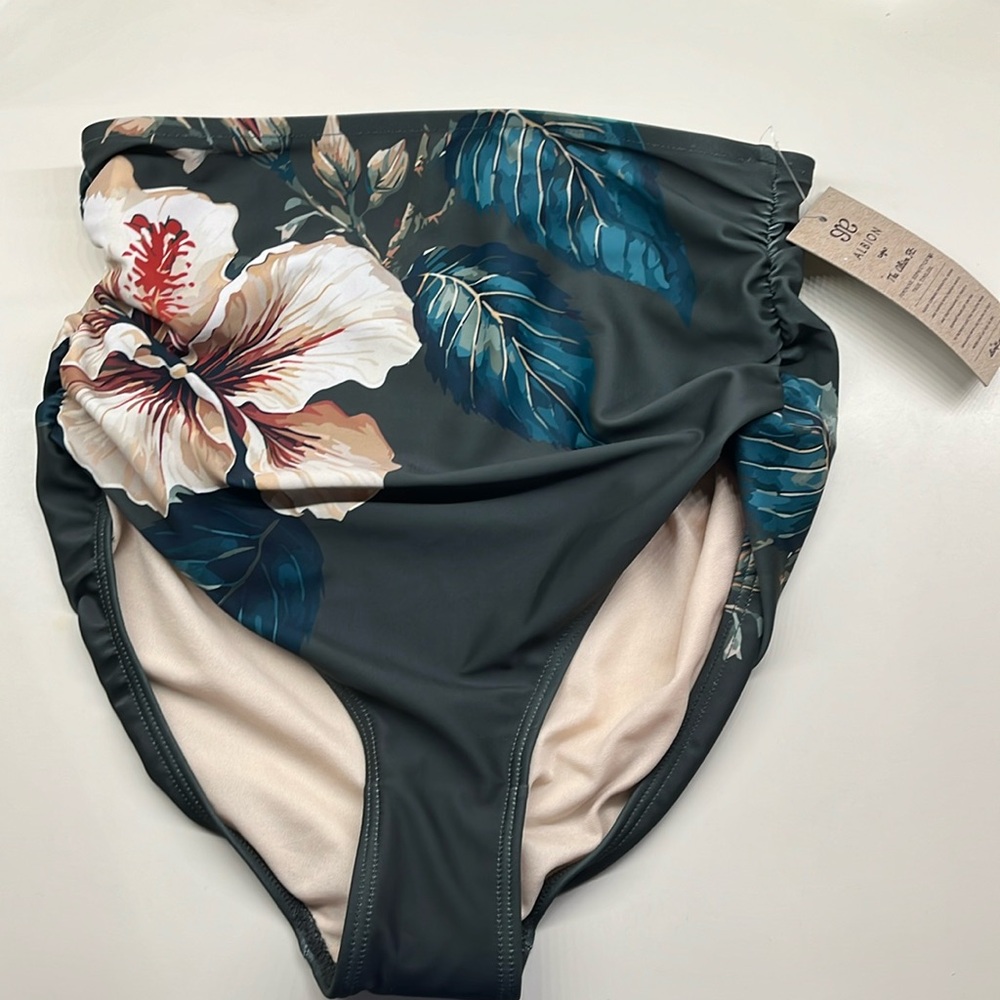Albion Fit high waisted ruched bottoms size Small - Rica